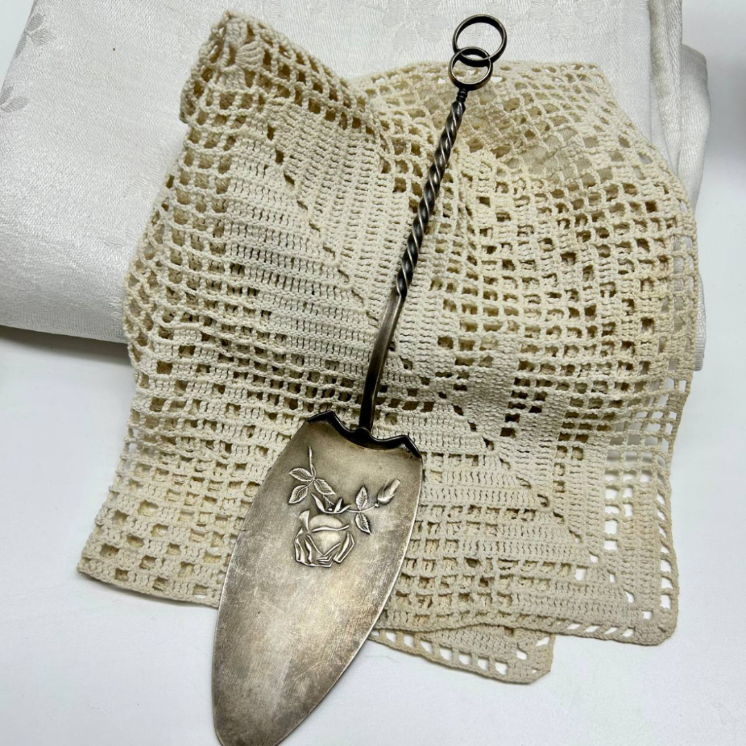 Лопатка "Роза" из серебра 916пр. Таллинн ПО "Ювээл". Вес 67,9г. Винтаж. Картинка 1